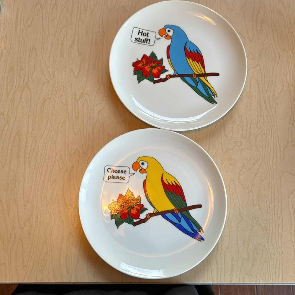 Parrot Talk Papel Plates — Set of Two